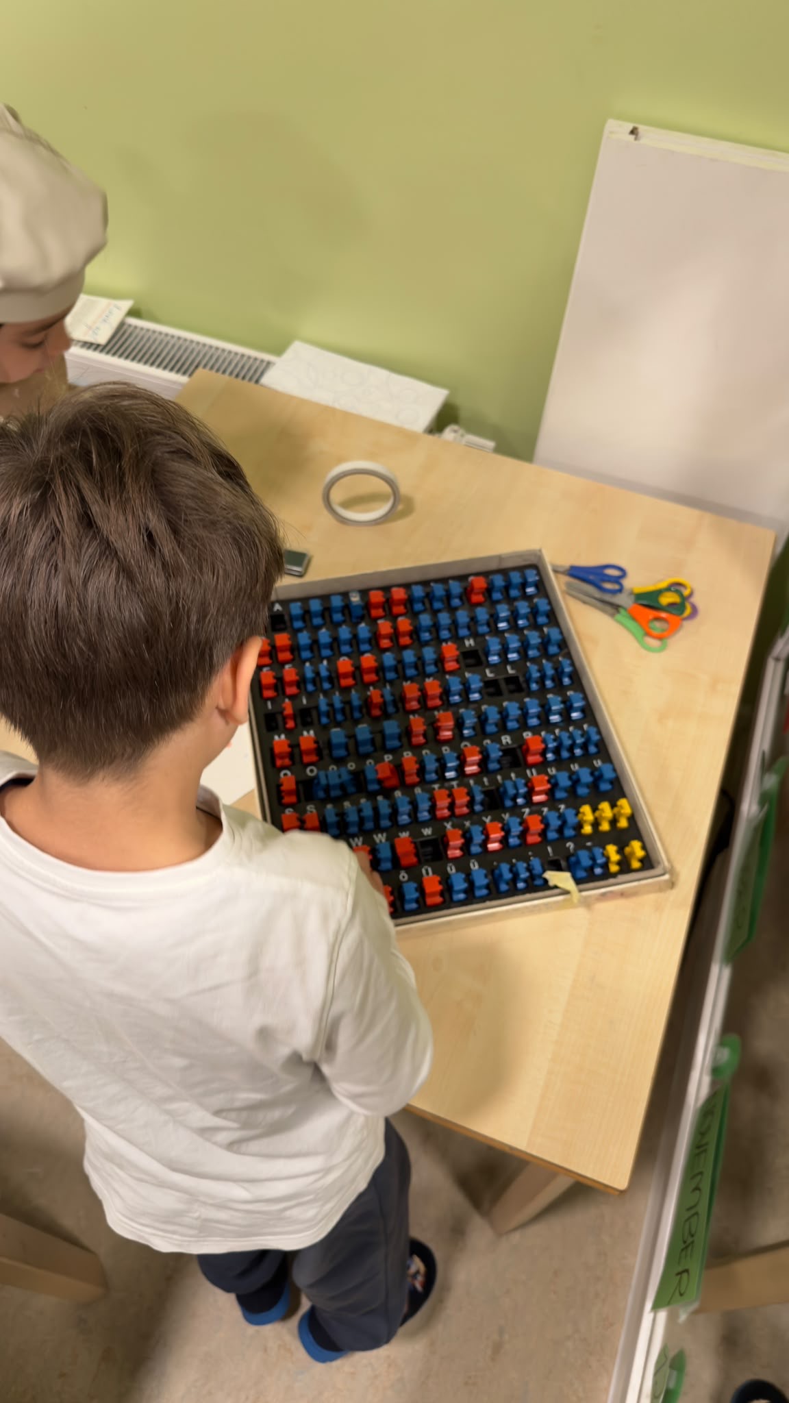 Ein Kind erkundet eine geöffnete Tastatur